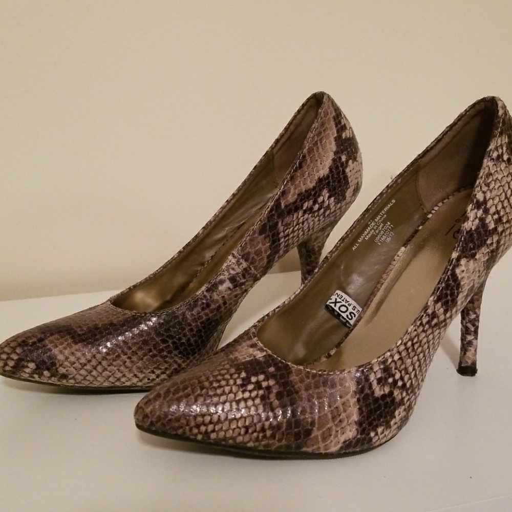Snake skin patterned pumps